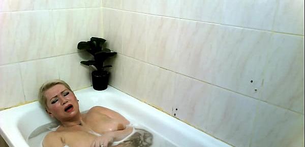  Mature Russian bitch masturbates in the shower and cums beautifully... Part second ))